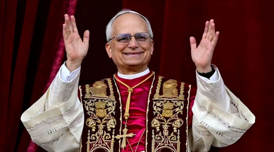 Papa León XIV saludando con las manos en alto